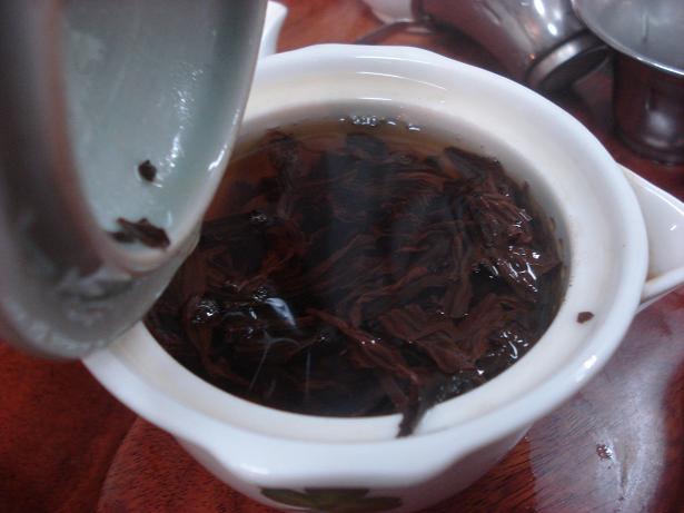Лист у чая круный, Раскрывается сразу после заварки.